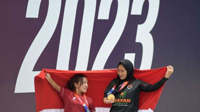 Dua perenang putri Indonesia Riyanti (kiri) bersama Mutiara Cantik (kanan) sabet emas di ASEAN Para Games 2023