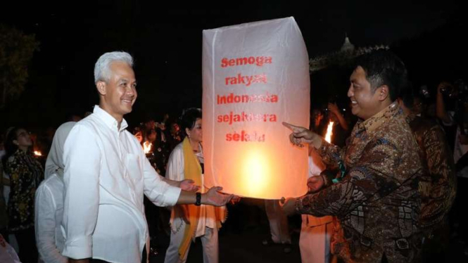 Gubernur Jawa Tengah Ganjar Pranowo ikut terbangkan lampion di Borobudur