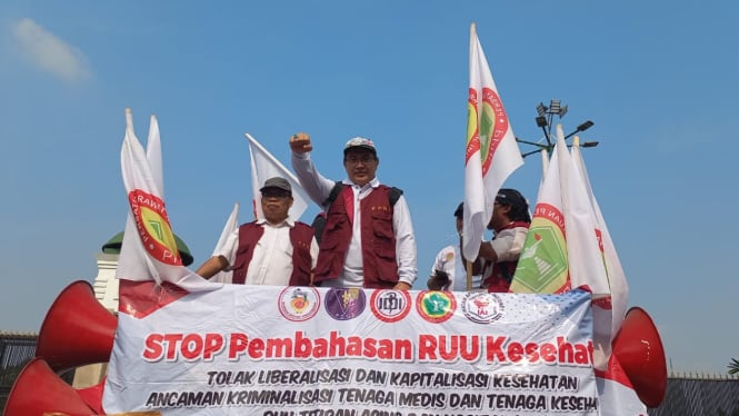 Aksi demonstrasi PPNI di depan gedung DPR RI