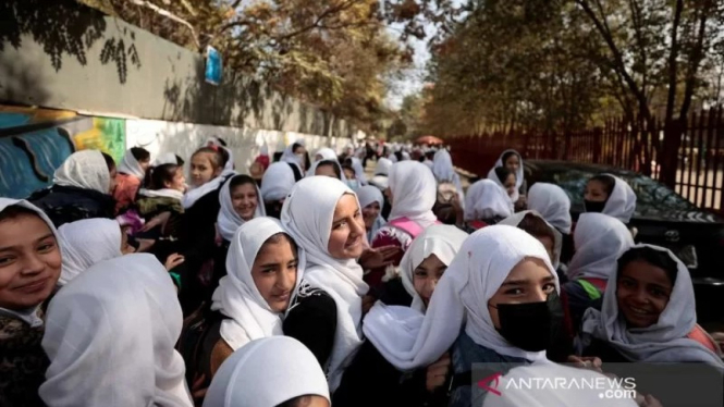 Sejumlah siswi sekolah dasar berjalan pulang dari sekolahnya di Kabul, Afghanistan.