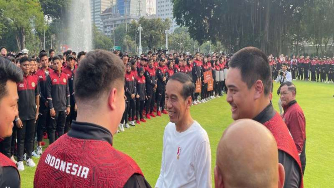 Presiden Jokowi memberikan bonus bagi atlet SEA Games 2023.