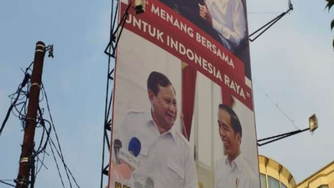 Baliho dengan gambar wajah Menhan Prabowo Subianto dan Presiden Jokowi.