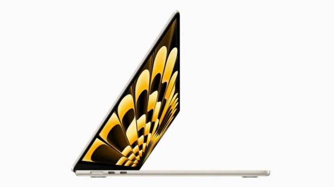 MacBook Air 15,3 inchi.