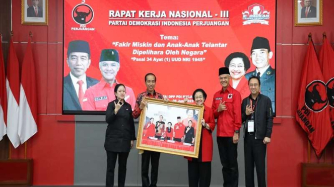 Megawati menyerahkan foto saat mengumumkan Ganjar Capres ke Jokowi