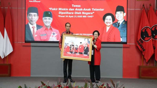 Megawati menyerahkan foto saat mengumumkan Ganjar Capres ke Jokowi