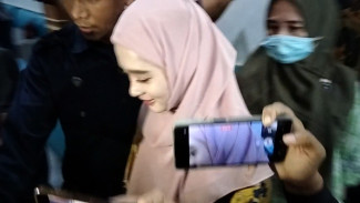 Tinggalkan Ruang Mediasi, Mata Inara Rusli Berkaca-kaca