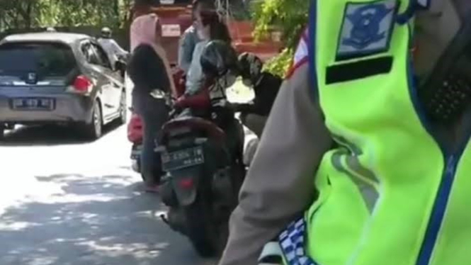 Tangkapan layar video viral polisi lalu lintas gelar razia ilegal.