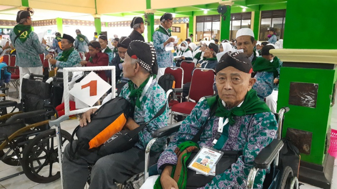 Jemaah haji asal Gunungkidul Yogyakarta memakai blangkon