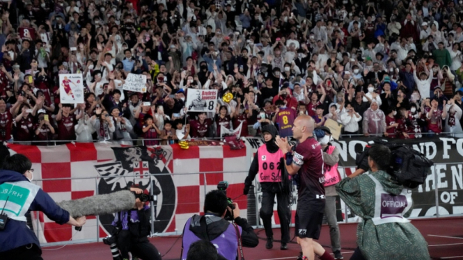 Andres Iniesta menyapa suporter Vissel Kobe