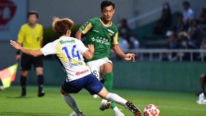 Pratama Archa en la Copa Emperadora con Tokio Verdy 2023