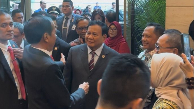 Presiden Jokowi tertawa lepas bersama Menhan Prabowo di Kuala Lumpur