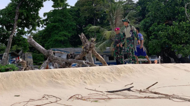 VIVA Militer: Pasukan Satgas Pam Puter Yonif 2 Marinir di Pulau Deli.
