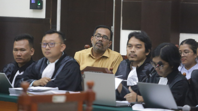 Haris Azhar menjalani sidang perdana di PN Jakarta Timur