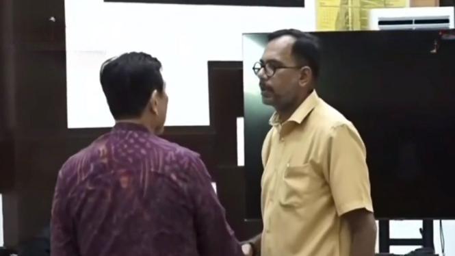 Haris Azhar bersalaman dengan Luhut Pandjaitan di PN Jakarta Timur 