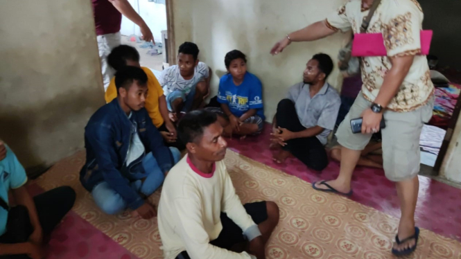 Petugas mengamankan tujuh calon Pekerja Migran Indonesia (PMI) Non Prosedural yang menjadi korban TPPO, saat akan dibawa masuk secara ilegal ke Malaysia. 