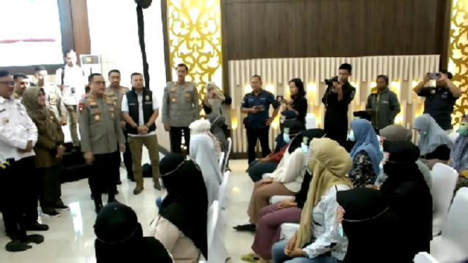 Kapolda Lampung, Irjen Pol Helmy Santika saat berinteraksi dengan pekerja migran