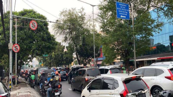 Ilustrasi kemacetan di salah satu simpang jalan di Jakarta.