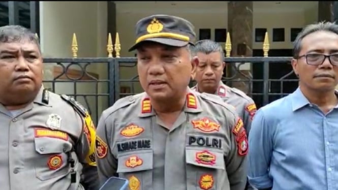 Wakil Kepala Polisi Sektor Cimanggis, Ajun Komisaris Polisi Simare Mare.