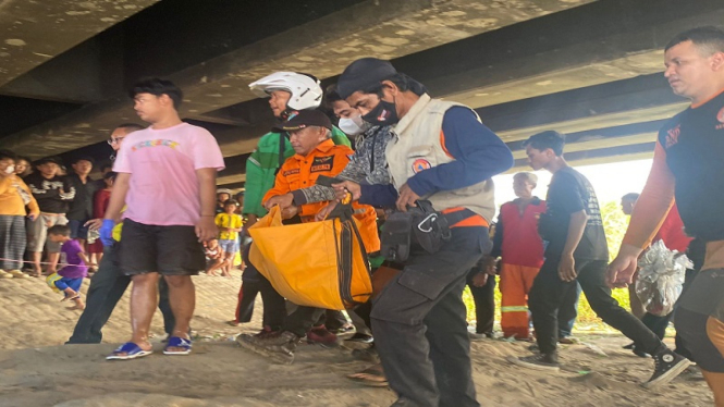 Jasab bayi ditemukan di Sungai Banjir kanal timur (BKT) Gayamsari Semarang