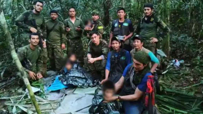 Tentara Kolombia menemukan anak-anak korban kecelakaan pesawat