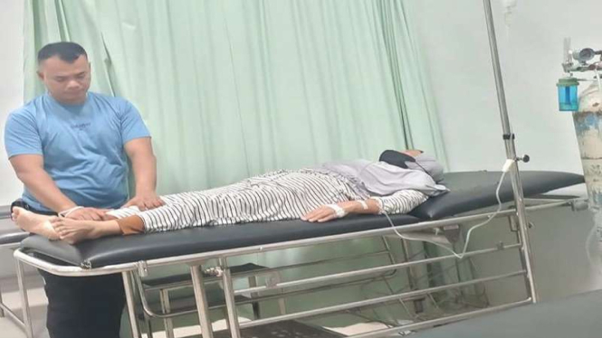 Bripka Andry Darma Irawan mengunggah foto merawat ibunya di RS