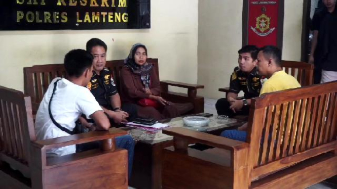 Yusniar, ibu kandung pelajar SMK Al-Hikmah Kalirejo di Polres Lampung Tengah