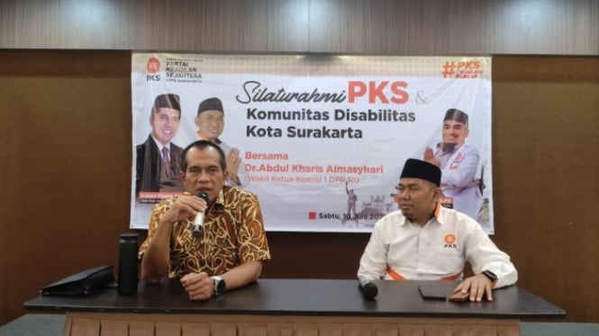 Anggota DPR RI, Abdul Kharis Almasyhari (kiri)