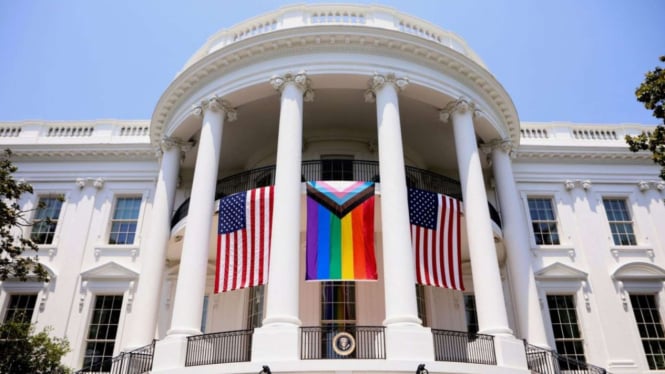 Bendera LGBTQ di antara bendera Amerika Serikat