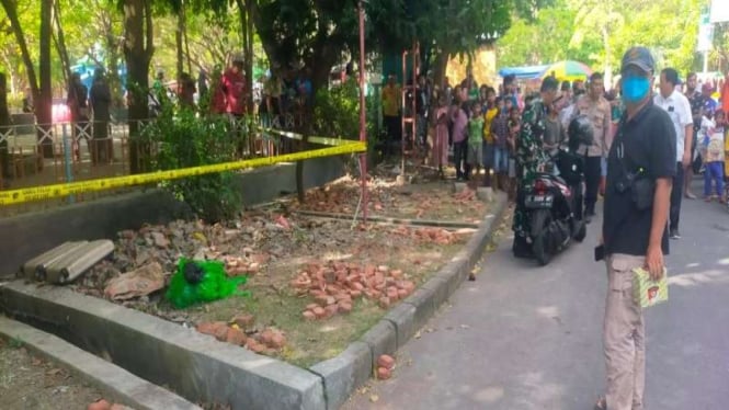 Tas plastik hijau berisi potongan tubuh manusia ditemukan di Surabaya.
