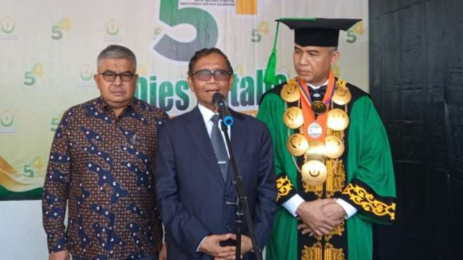 Menteri Koordinator Bidang Politik Hukum dan Keamanan Mahfud MD (tengah) saat konferensi usai menyampaikan orasi ilmiah pada Dies Natalis ke 54 Universitas Malikussaleh di Gedung ACC Unimal, Kota Lhokseumawe, Senin, 12 Juni 2023.