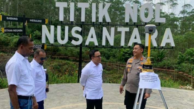 Menteri Pendayagunaan Aparatur Negara dan Reformasi Birokrasi Abdullah Azwar Anas (ketiga kiri) saat mengunjungi Titik Nol Nusantara, Kecamatan Sepaku, Kabupaten Penajam Paser Utara, Kalimantan Timur, Sabtu, 10 Juni 2023.