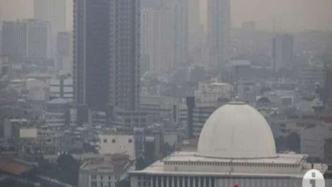 Suasana gedung bertingkat yang terlihat samar karena polusi udara di Jakarta.