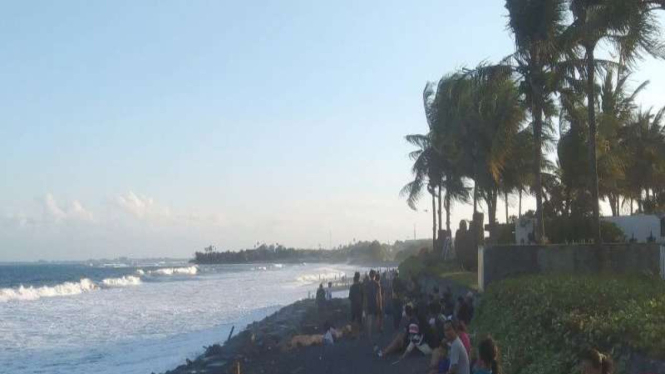 Arsip foto - Suasana di Pantai Purnama, Bali, dengan latar angin kencang.