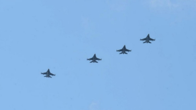 VIVA Militer: Pesawat tempur F-16 milik Amerika Serikat (USAF) tiba di Pekanbaru