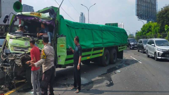 Truk rem blong mengakibatkan kecelakaan beruntun di Tol Tomang, Jakarta.