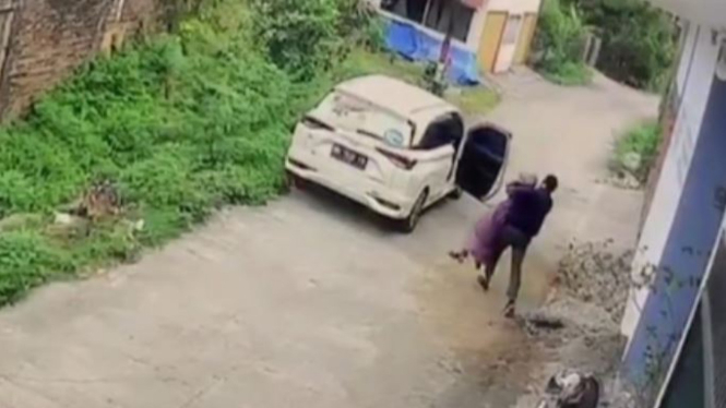 Rekaman CCTV wanita berhijab ungu nyaris diculik pria di Padang