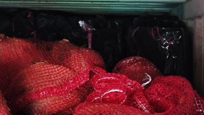 Ribuan botol miras ditemukan di kontainer kelapa di Pelabuhan Dwikora Pontianak