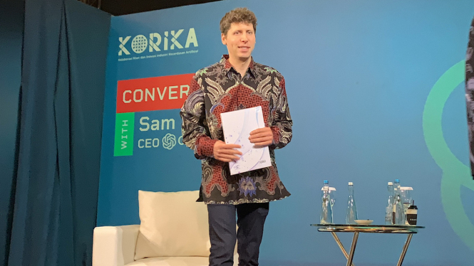 CEO OpenAI, Sam Altman, mengenakan kemeja batik.