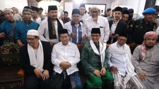 Bakal calon presiden Anies Baswedan (tengah) melakukan silatuirahmi dengan para pengurus dan anggota Jam'iyyah Thoriqoh Sathoriyyah Jawa Timur di Jalan Bagorami, Kota Surabaya, Rabu, 14 Juni 2023.