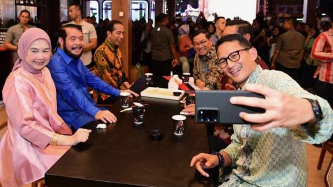 Menteri Pariwisata dan Ekonomi Kreatif Sandiaga Uno berfoto bersama Presiden Joko Widodo, Ketua MK Anwar Usman, Panglima TNI Laksamana Yudo Margono, dan Sekretaris Kabinet Pramono Anung saat ngopi di Jakarta Fair, JI Expo Kemayoran, Jakarta, Rabu, 15 Juni