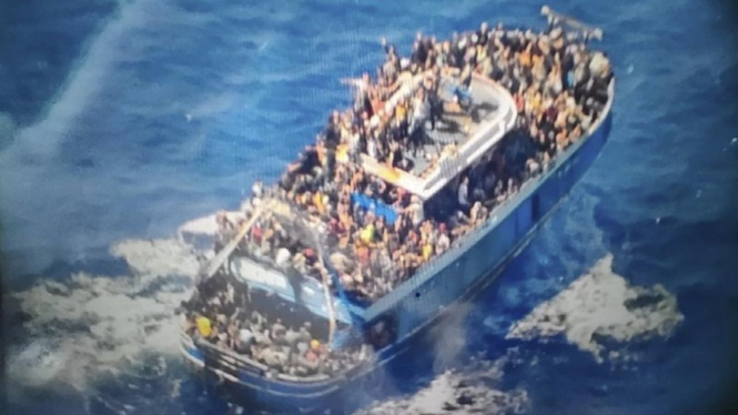 Kapal penangkap ikan dipenuhi dengan ratusan imigran.