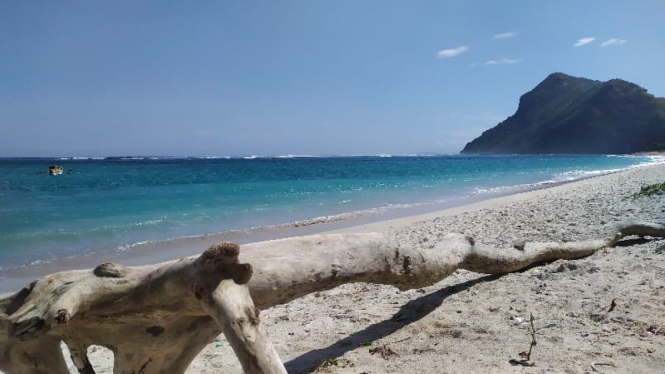 Pantai Pasir Putih di Maluk.