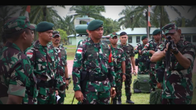 VIVA Militer: Mayjen TNI Dian di markas Yonif Raider Khusus 111/Karma Bhakti.