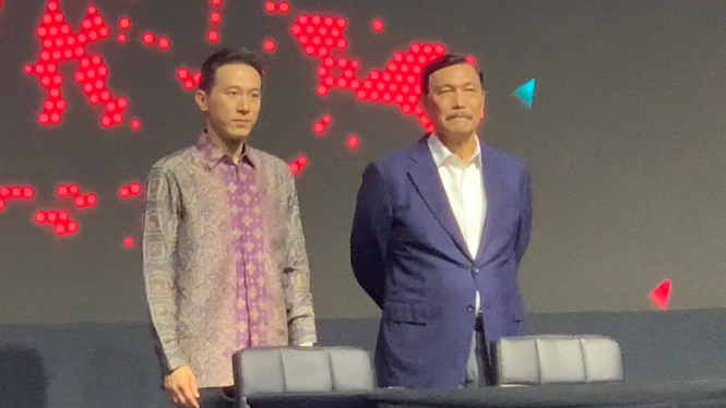 CEO TikTok Shou Chew bersama Menko Marves Luhut Binsar Pandjaitan.