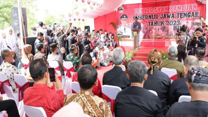 Ganjar Pranowo menyerahkan bantuan Rp 196,7 miliar ke Pemkab Grobogan