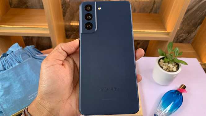 Samsung Galaxy S21 FE 5G varian warna Navy Blue.