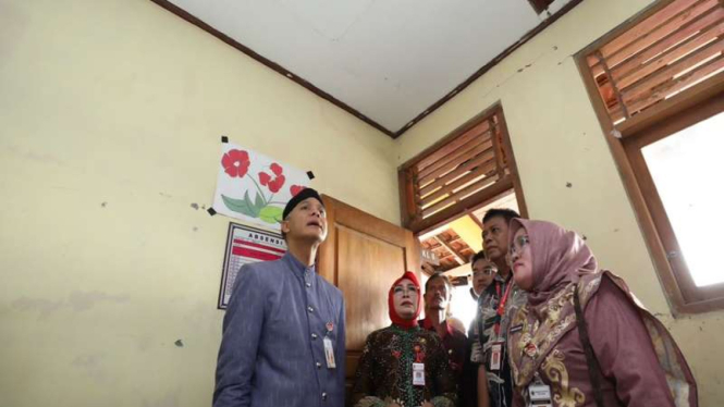 Gubernur Jawa Tengah Ganjar Pranowo mengecek perbaikan sekolah di Grobogan