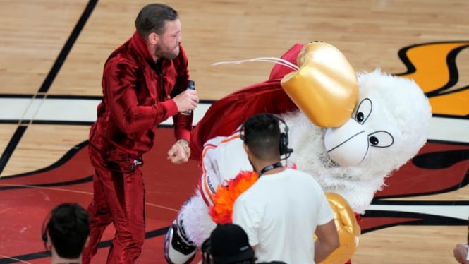 Conor McGregor saat hadir di Final NBA