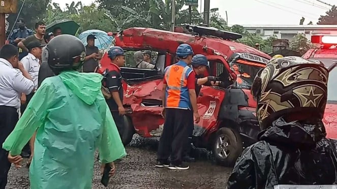 Angkot Merah Tertabrak KRL Di Antara Stasiun Citayam Dan Depok Hingga ...