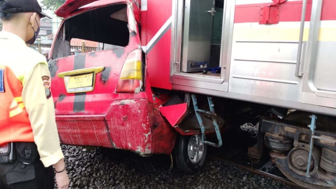 Mobil angkot tertabrak KRL di antara Stasiun Depok-Citayam